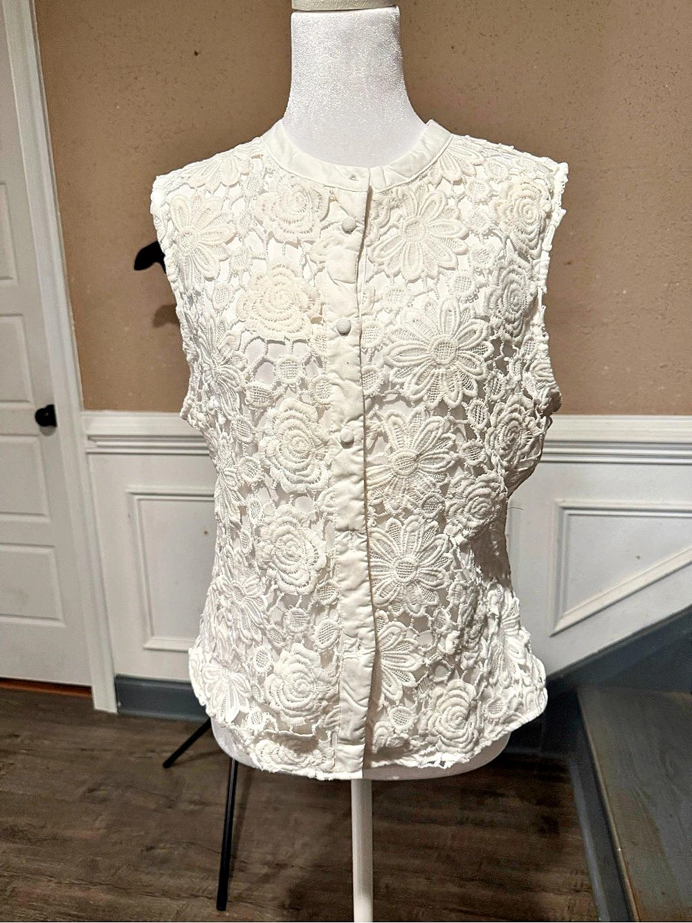 alice blue Floral Lace Vest White Large Like New